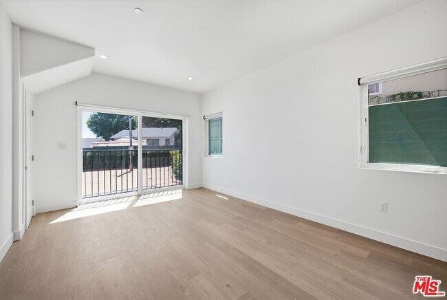 Building Photo - 3926 S Ridgeley Dr