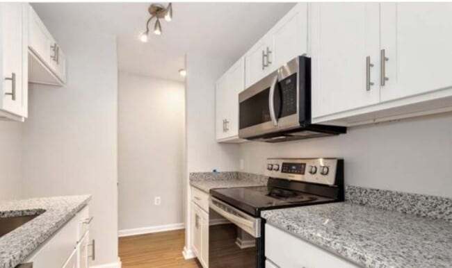 Building Photo - Commuter's dream, modern living
