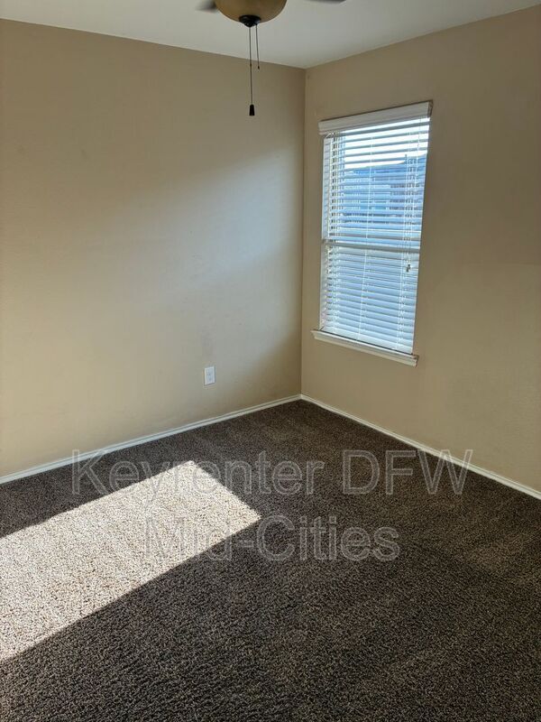 Building Photo - 1904 Meadow Crest Dr