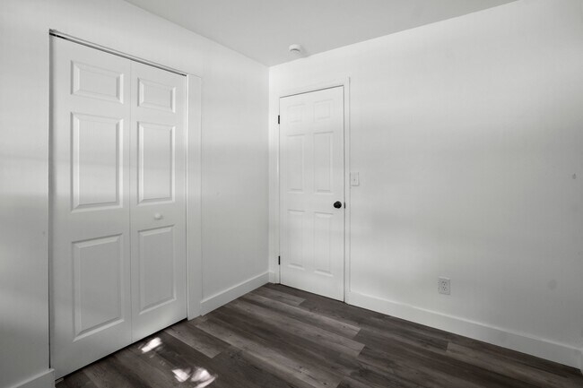 Building Photo - 2474 Thornton Dr