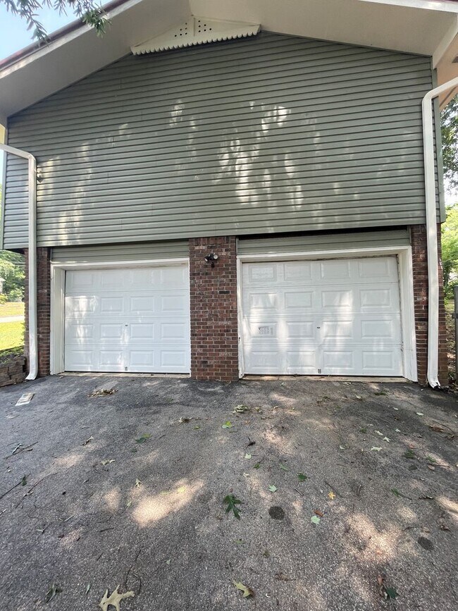 Building Photo - Beautifully renovated 3 bedroom 2.5 Bath