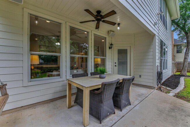 Building Photo - 701 Oaklands Dr
