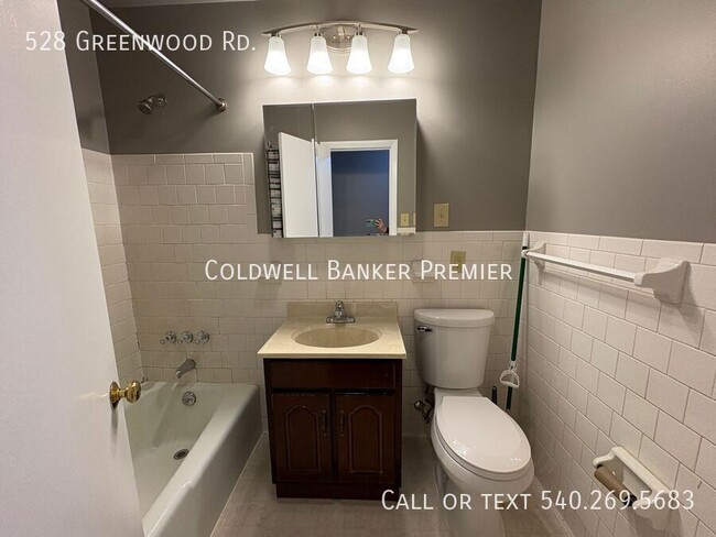 Building Photo - 528 Greenwood Rd