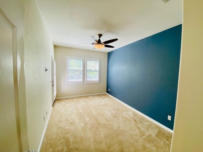 Building Photo - Gorgeous Townhouse with Attached Single-Ca...