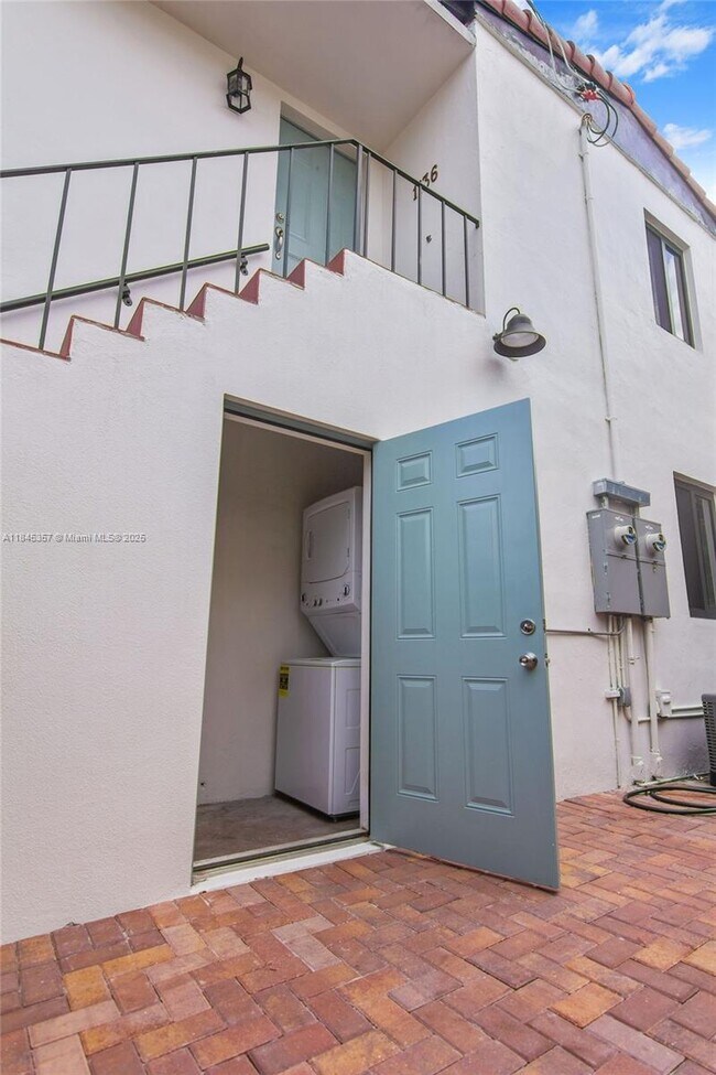 Building Photo - 1136 SW 12th Ct