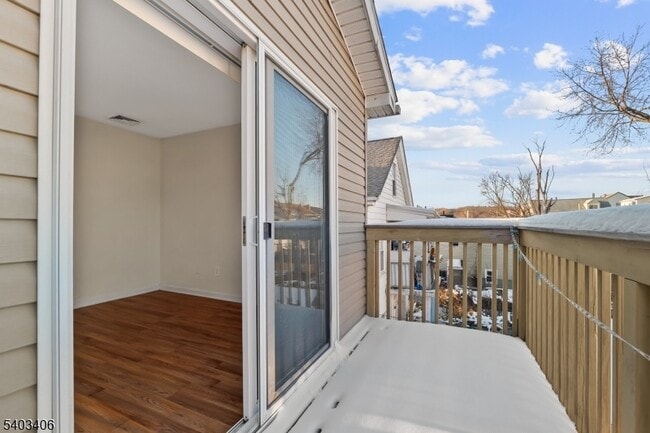 Building Photo - 110-PT112 Redwood Ave