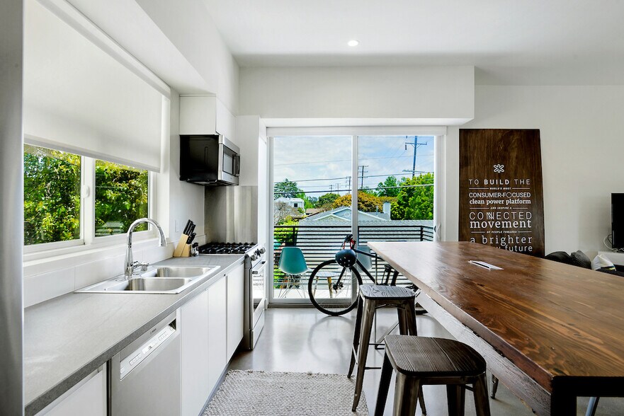 Building Photo - 2496 S CENTINELA Ave