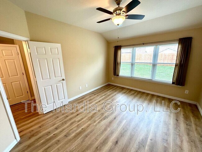 Building Photo - 221 Creekwood Dr