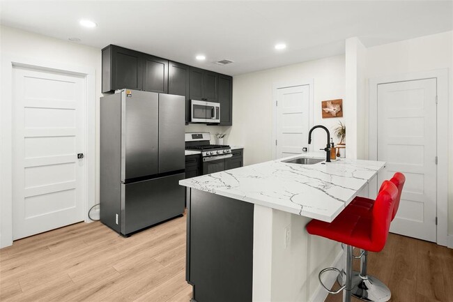 Building Photo - 3404 Dolphin Dr