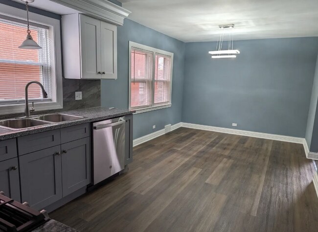 Building Photo - Spacious 3BR Unit in Quiet South Side Buil...