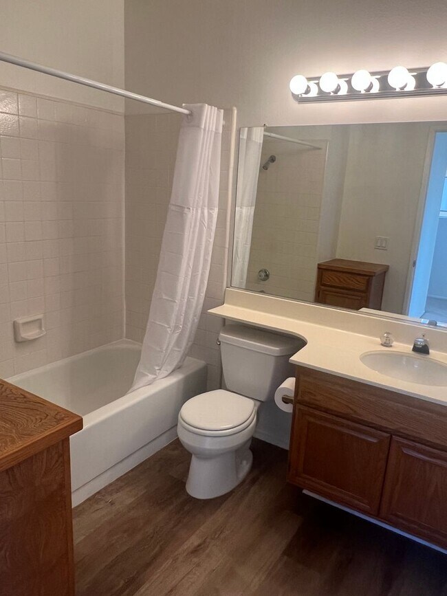 Building Photo - La Ventana Townhouse in Ventura