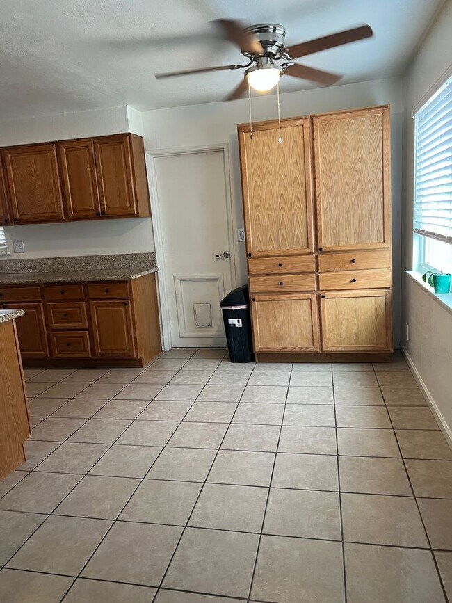 Building Photo - Cute 3 Bedroom Home