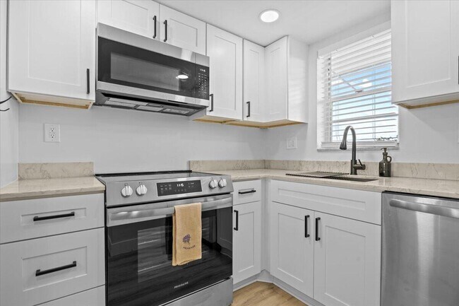 Building Photo - 3100 W Rolling Hills Cir