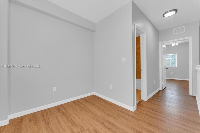 Building Photo - 1421 SW 3rd St