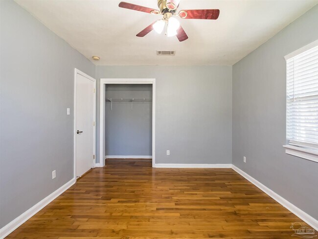 Building Photo - 1102 E Texar Dr