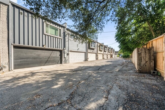 Building Photo - 3141 Bissonnet St