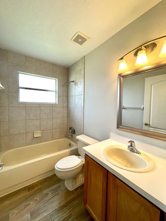 Building Photo - Cute 4/2 EAST Orlando Home in Wedgefield!