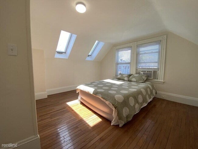Building Photo - 3 br, 1 bath  - 38 Myrtle Ave Apt 1L