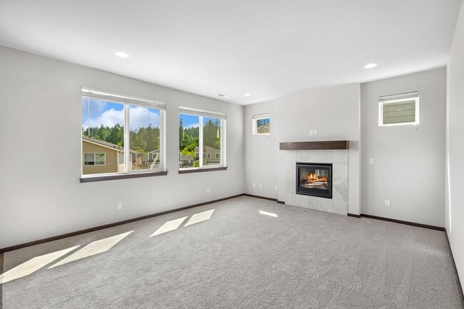 Building Photo - Newer 5 Bedroom Home off Loxie Eagans! Min...