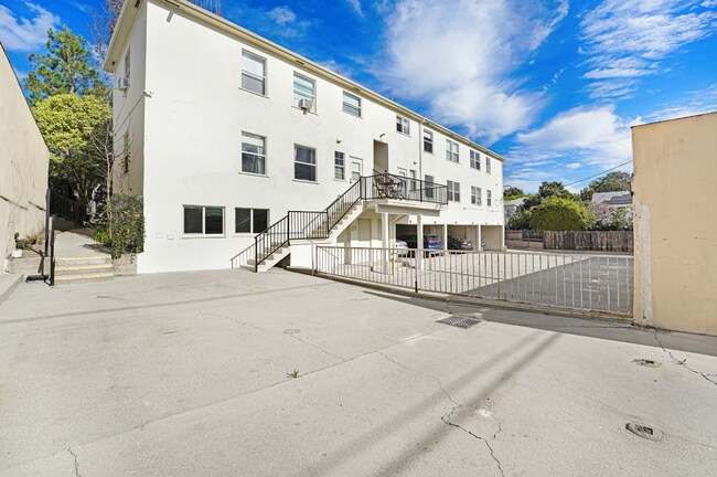 Building Photo - 3314 Rowena Ave