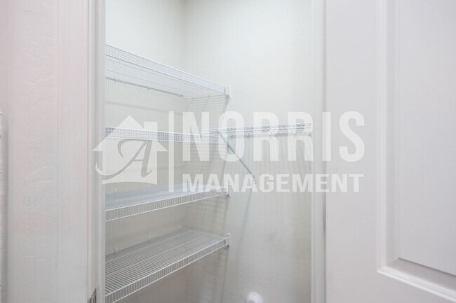 Building Photo - Beautiful Large Home Very Close to Freeway