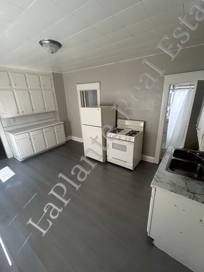 Building Photo - Comfortable Single-Family Home for Rent