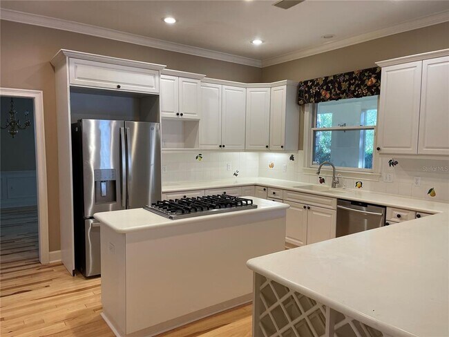 Building Photo - 6604 Crescent Lake Dr