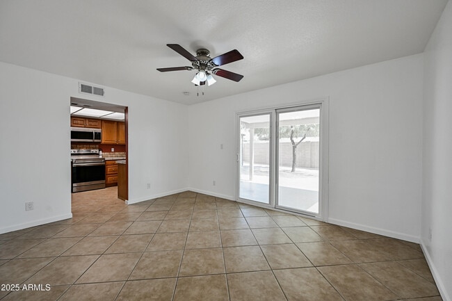 Building Photo - 1503 E Florian Ave