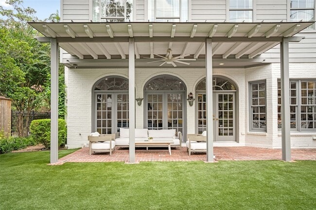 Building Photo - 5527 Briar Dr