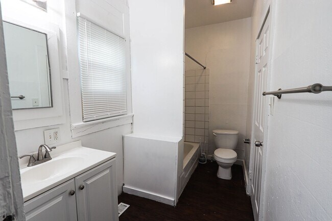 Building Photo - Just updated 2 bed 1 bath