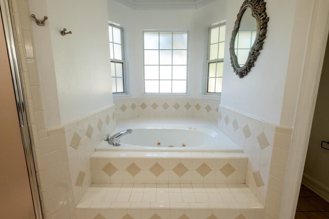 Building Photo - 3510 Gardenview Way