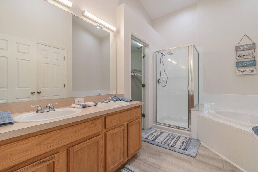 Building Photo - 4477 Sanibel Way