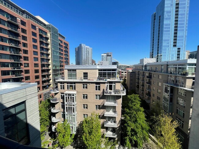 Building Photo - Sleek and Sophisticated: Upscale 1-Bdrm/2b...