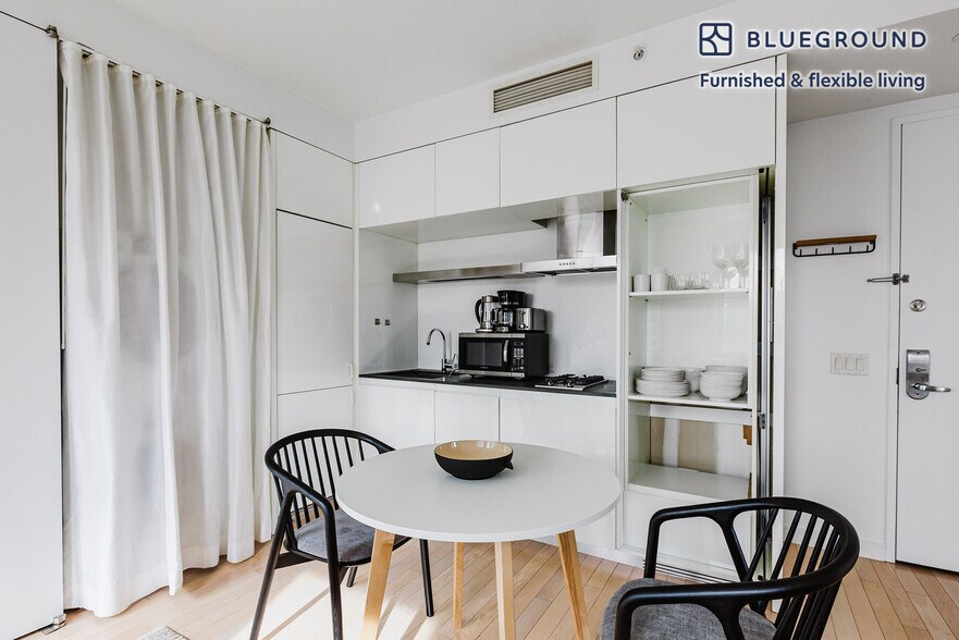 Building Photo - 70 W 45th St