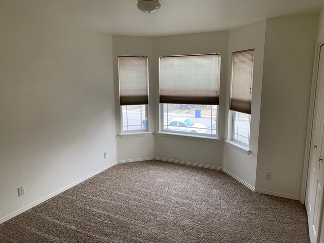Building Photo - Cute centrally located home