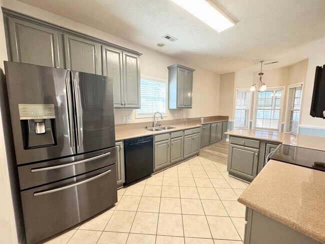 Building Photo - SPACIOUS WATERFRONT 3 bed/3.5 bath with lo...