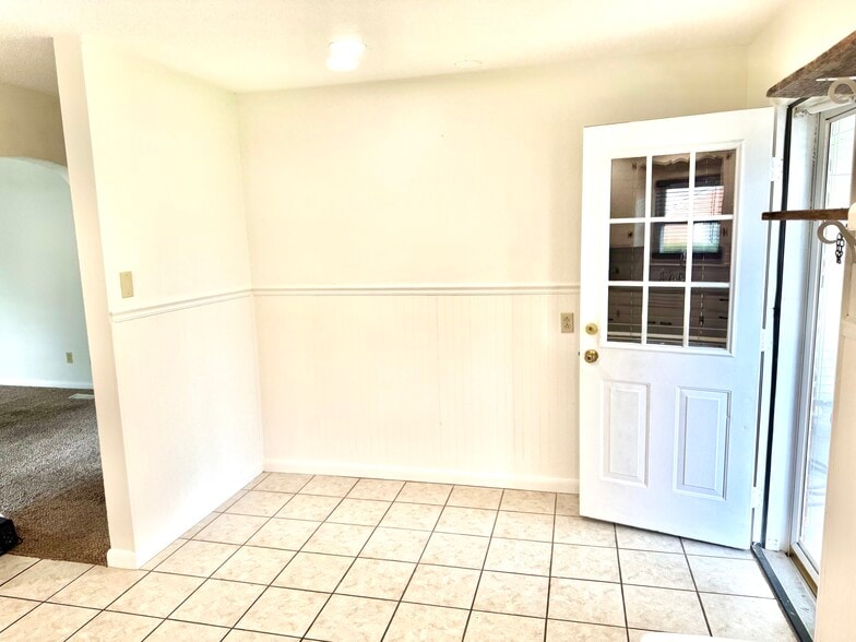 Building Photo - 2700 Castlewood Pl