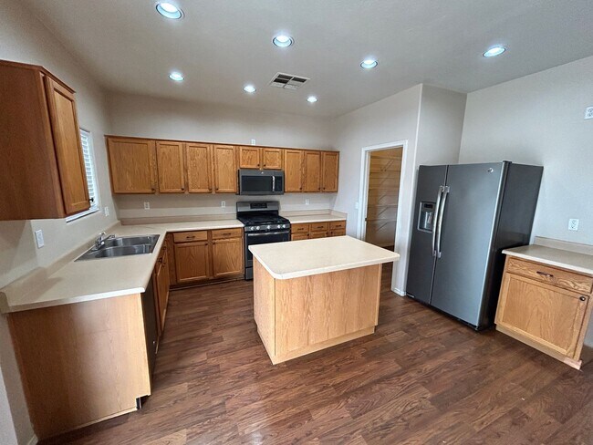 Building Photo - Large 3 Bed / 2 Bath Home with Sparkling P...