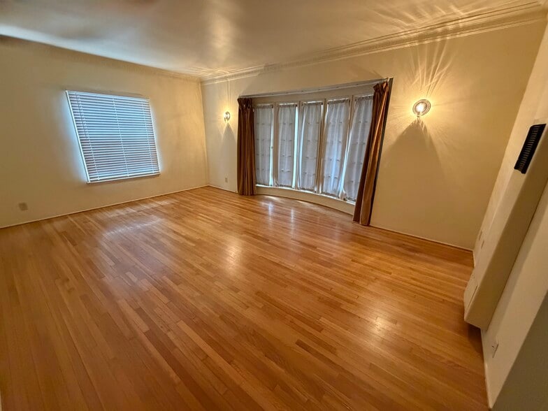 Building Photo - 5408 1/2 Franklin Ave