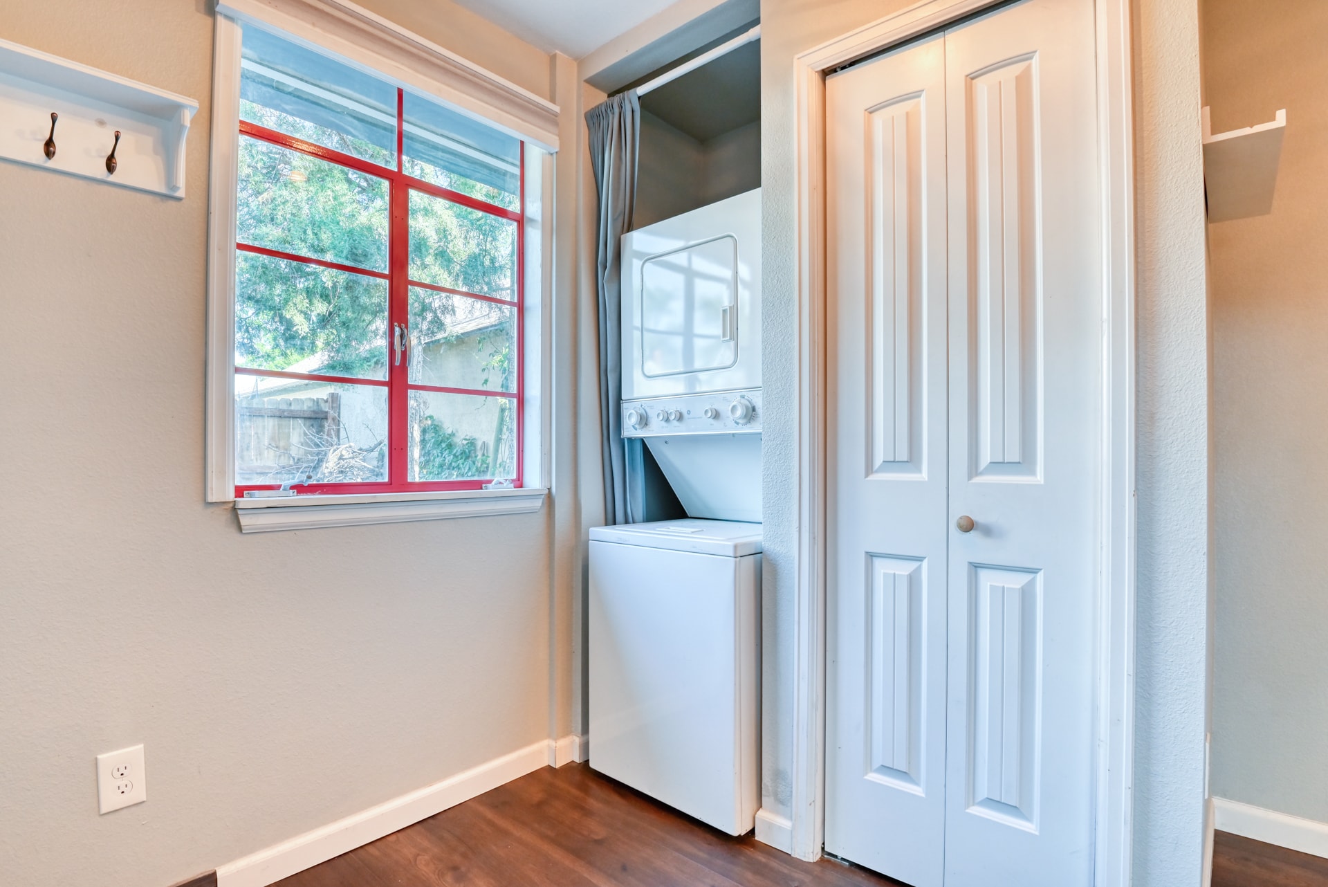 laundry in unit! - 431 N Franklin St