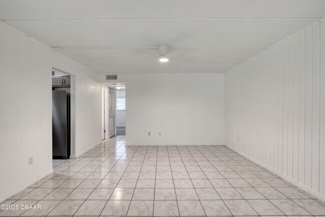 Building Photo - 400 Oakridge Blvd