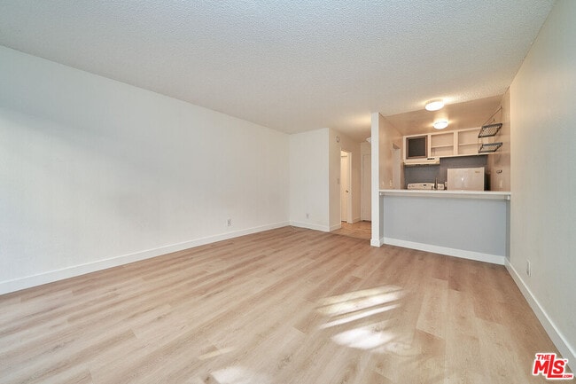 Building Photo - 320 S Ardmore Ave