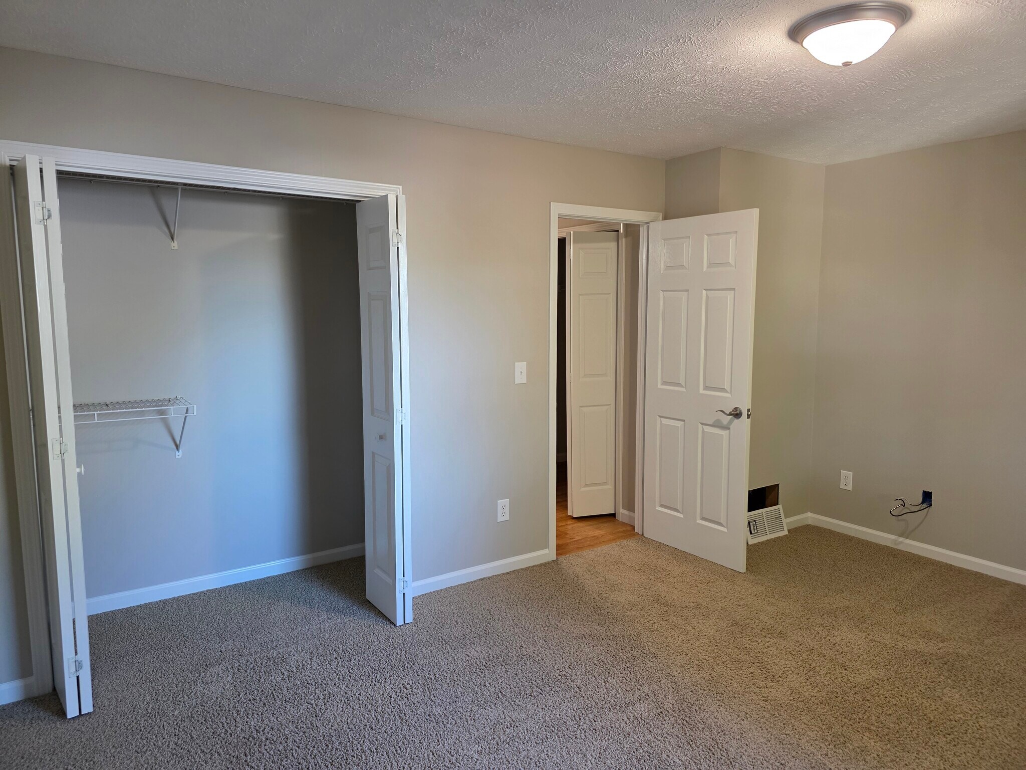 Master B-room - 275 Montgomery Ave