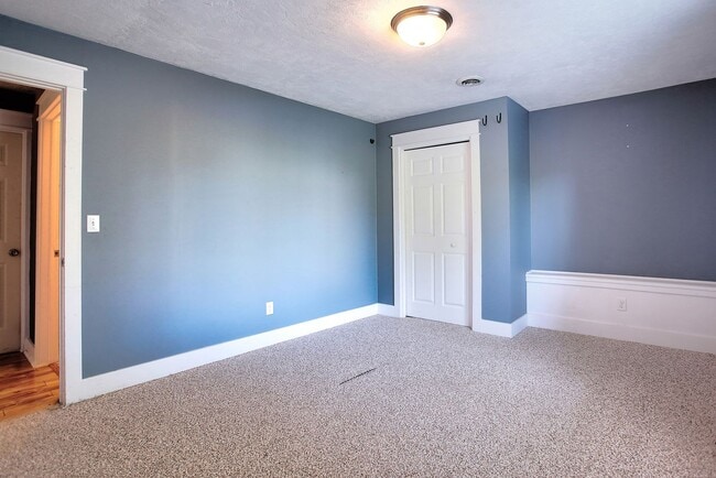 Building Photo - 3 BED 3 BATH HOME ON LAKE