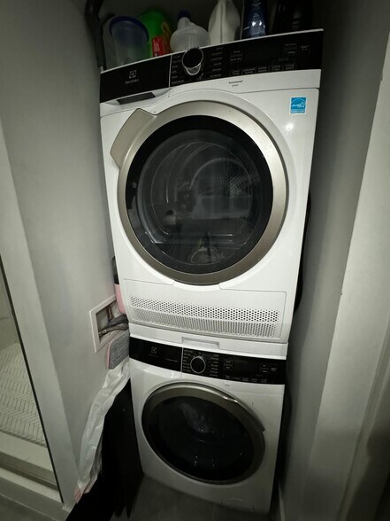 In Unit Washer/Dryer - 600 NE 36th St