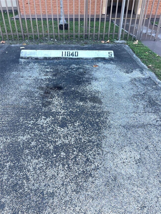 Building Photo - 11840 NE 19th Dr