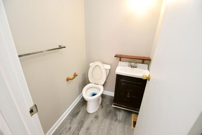 Building Photo - Updated 3 bedroom 1.5 bath home in South Bend IN