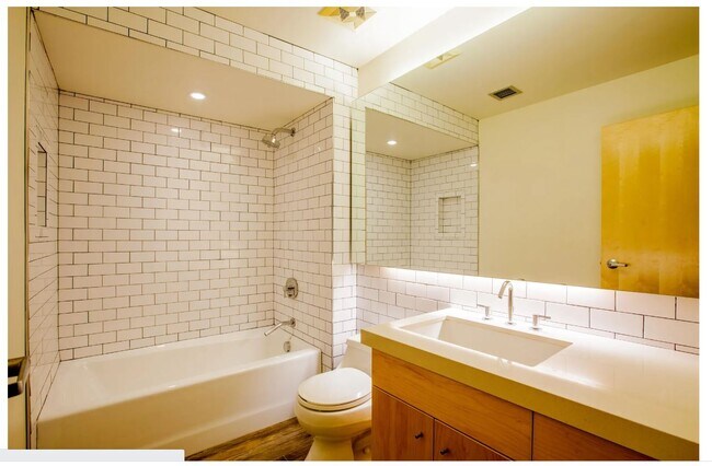 Building Photo - 727 E Portland St