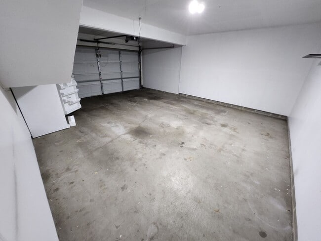 Building Photo - updated 2 bed townhouse under 2k per month in Burnsville! Open concept, master bed w/attached bat...