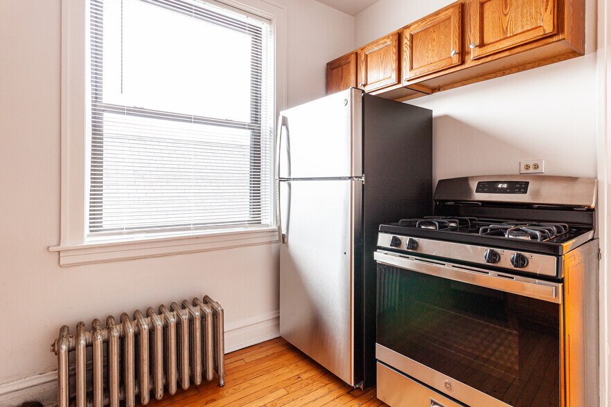 Building Photo - 1913 W Larchmont Ave